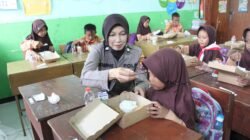 Sukseskan Asta Cita, Polres Probolinggo Berbagi Makanan Bergizi Untuk Pelajar Sekolah Dasar