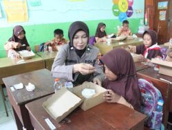 Sukseskan Asta Cita, Polres Probolinggo Berbagi Makanan Bergizi Untuk Pelajar Sekolah Dasar